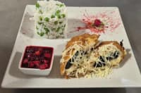 Fahéjas szilvával és sajttal töltött csirkemell, erdei gyümölcs chutney-val