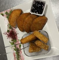 Camambert sajt rántva, áfonya öntettel