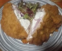 Fetasajttal-sonkával és hagymával töltött sertés karaj rántva