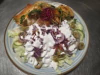 Roston csirkemell filé, friss saláta ágyon tejfölös-fokhagymás öntettel