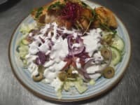 Roston csirkemell filé, friss saláta ágyon cézár öntettel